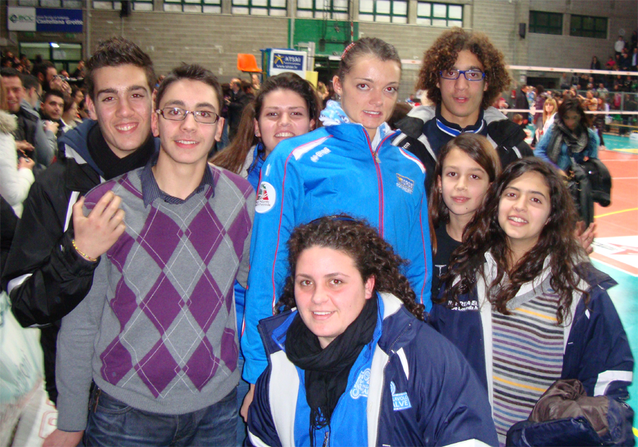 Serena Ortolani con gli atleti della Pallavolo Salve Serena Ortolani 1
